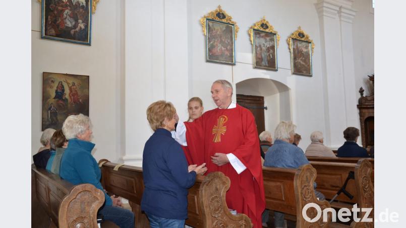 Pfarrer Josef Most spendete über 50 Frauen und Männern beim Seniorengottesdienst in der Wieskirche die Krankensalbung. Bild: gi