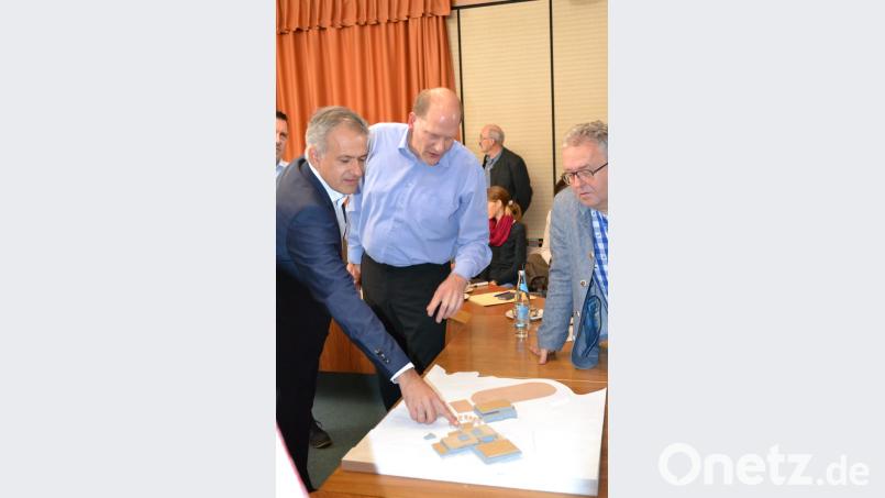 Christian Kropf von der Hochbau-Abteilung des Landratsamtes erklärt Roland Grillmeier (links) und Toni Dutz Einzelheiten zum Modell der neuen Dreifachhalle. Bild: as