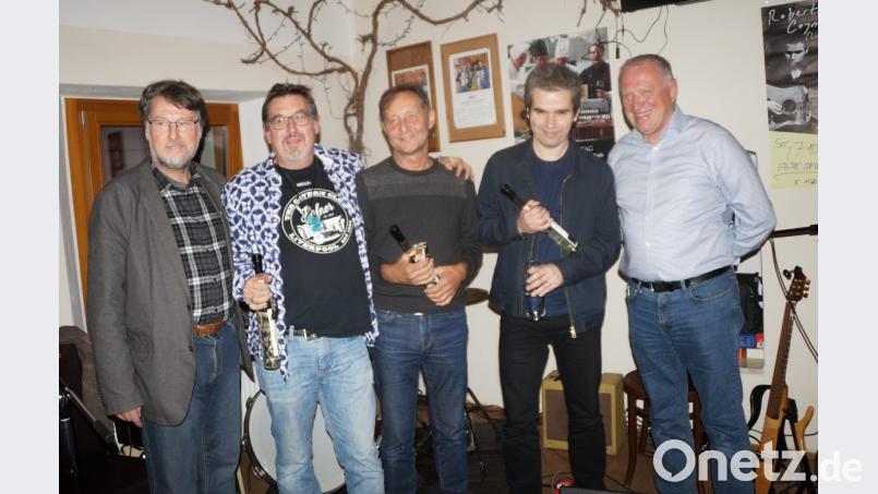 Die Vorsitzenden des Kunstvereins Unverdorben, Peter Wunder (rechts) und Karl Stumpfi (links), bedankten sich bei den drei Musikern. Robert Coyne, Werner Steinhauser und Wolfgang Bernreuther (von rechts) begeisterten mit guten handgemachten Bluesklängen und alternativer Folkmusik. Bild: weu