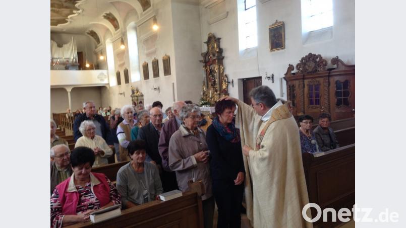Segnung durch Handauflegen und Salbung mit Krankenöl: Dazu kommen die Gläubigen nach vorne zu Pfarrer Adrian Kugler, der mit ihnen den Wortgottesdienst in der Schlammersdorfer Pfarrkirche St. Luzia feiert. Bild: do