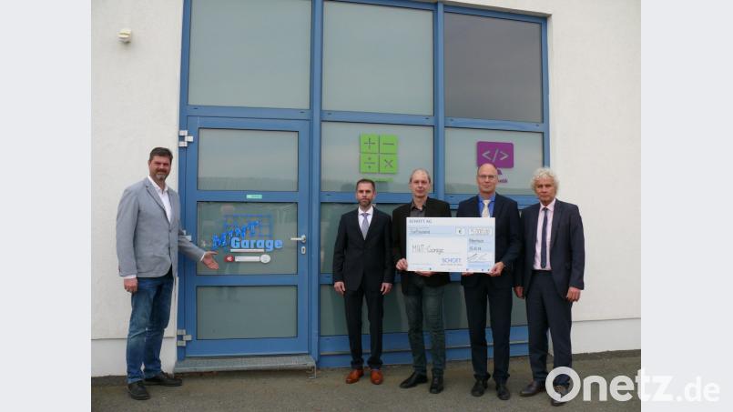 Von rechts Landrat Wolfgang Lippert, Schott-Standortleiter Stefan Rosner, Mint-Garage-Projektleiter Hilmar Fütterer, Schott-Personalleiter Carsten Heine sowie links Zukunftscoach Wolfgang Prebeck. Bild: kgg