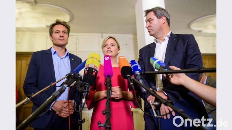 Ludwig Hartmann, Fraktionsvorsitzender von Bündnis 90/Die Grünen im Bayerischen Landtag (l-r), Katharina Schulze, Fraktionsvorsitzende von Bündnis 90/Die Grünen im Landtag, und Markus Söder (CSU), Ministerpräsident von Bayern. Bild: Matthias Balk/dpa
