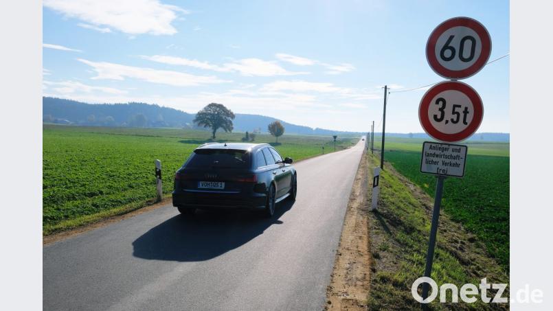 Frisch angelegte Bankettstreifen sollen die Unfallgefahren im Begegnungsverkehr auf der nur vier Meter breiten Gemeindeverbindungsstraße zwischen der B 470 und Speinshart vermindern. Bild: do