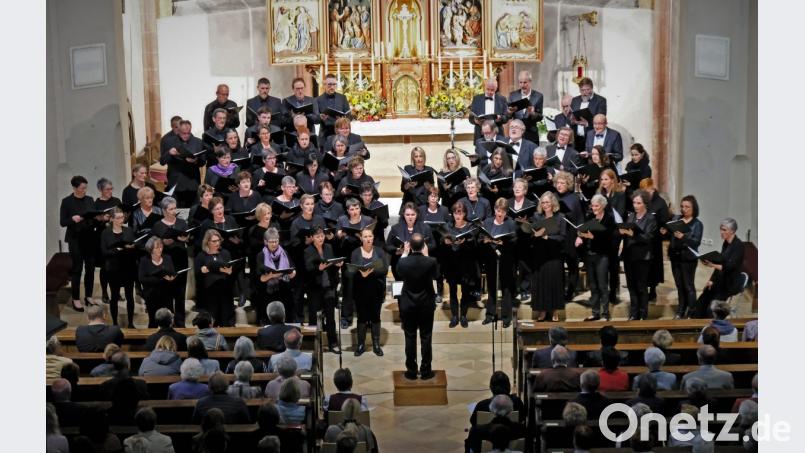 Die vereinigten Chöre aus Nabburg und Schwandorf unter der Leitung von Jonathan Brell boten eine beeindruckende Klangqualität. Bild: twi