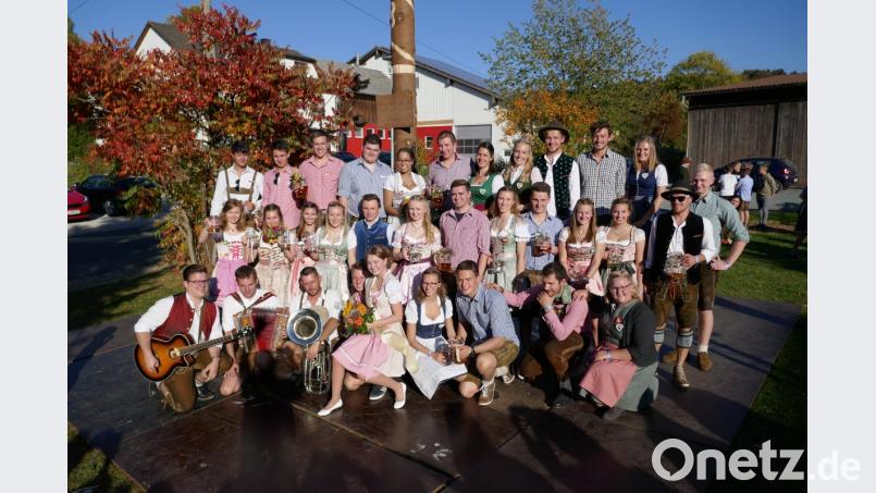 Stolze 14 Paare bringt das kleine Ortlesbrunn für seine Kirwa auf die Beine. Auch nach dem Austanzen hält Oberkirwamoidl Julia Christl den Strauß noch fest in der Hand und macht es sich bei ihrem Burschen Christoph Speckner gemütlich. Bild: exb