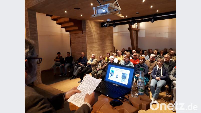Viele Zuhörer waren zum Vortrag von Günther Juba ins Kunsthaus Waldsassen gekommen. Thema war eine Zeitreise durch die Geschichte der ehemals freien Reichsstadt. Bild: pz