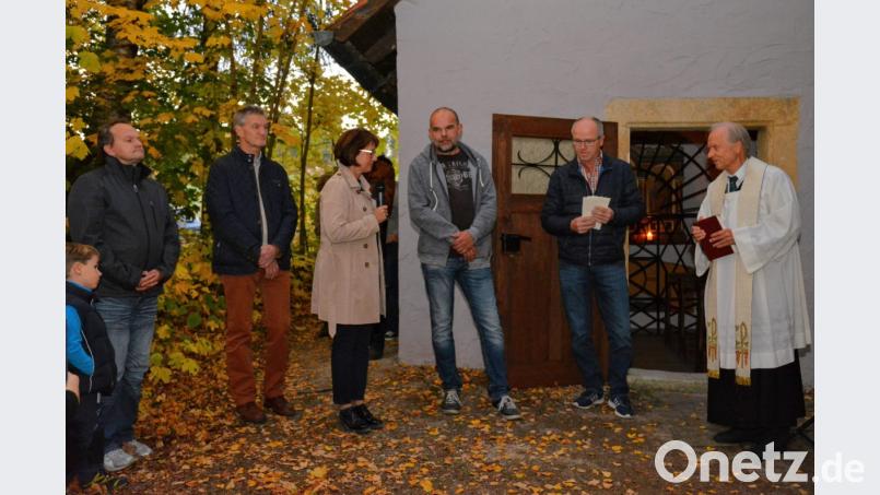 V. re. Pfarrer Hans-Peter Bergmann, Kirchenpfleger Joachim Winkler und PGR-Sprecherin Anita Falk dankten Richard Kummer, Gerhard Basler und Berthold Maier, stellvertretend für alle ehrenamtlichen Helfer bei der Renovierung der Kalvarienbergkapelle Bild: fdl