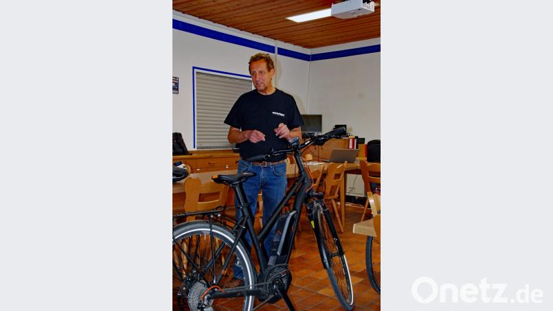 Herbert Übelacker gibt Tipps rund ums Pedelec. Bild: Andreas Royer