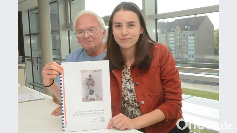 Für ihren Aufsatz &quot;Heiliger Johannes von Nepomuk - Ein grenzüberschreitender Heiliger&quot; erhielt Barbara Schmucker mehrere Auszeichnungen. Auch darüber hinaus ist sie äußerst engagiert und produktiv, findet der ehemalige Geschichtslehrer Burkhard Röhlinger. Bild: Gabi Schönberger