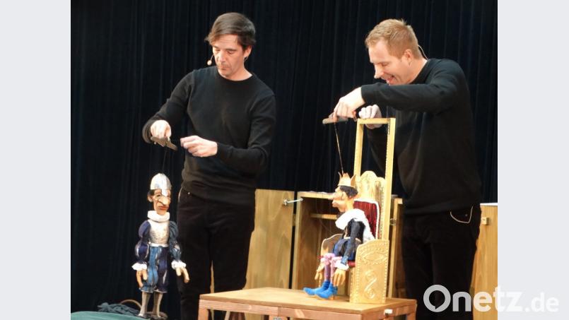 Die Schauspielern Rafael Niekamp und André Nessel (von links) von der „Niekamp-Theater- Company“ zeigen das Stück „Robin Hood“. Bild: exb