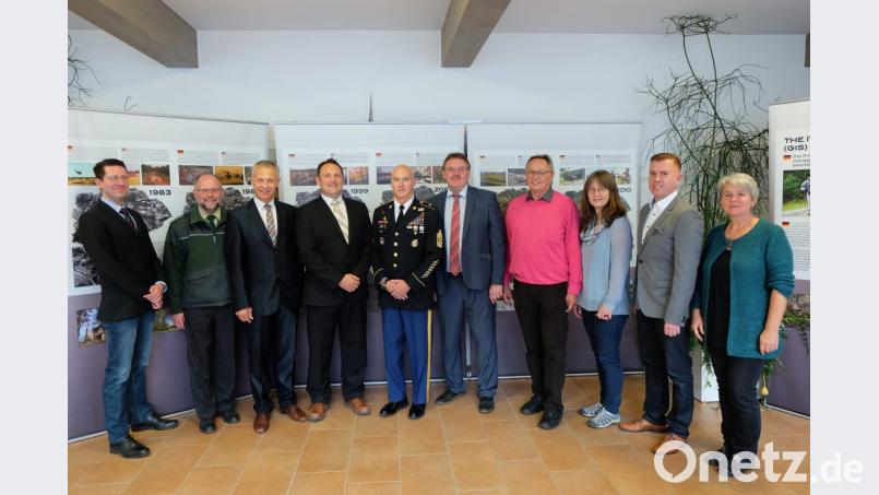 Bürgermeister Martin Schertl (Mitte) eröffnet zusammen mit (von links) Peter Mock (US-Armee), Hubert Anton (stellvertretender Betriebsleiter beim Bundesforst Grafenwöhr), Zweiter Bürgermeister Thorsten Grädler, Aaron Paul Eckert, William Gardner (beide US-Armee), Dritter Bürgermeister Heinrich Ruppert, Stadträtin Monika Krieger, Andre Protzler (US-Armee) und der städtischen Kulturbeauftragten Adolfine Nitschke die Ausstellung. Bild: Stefanie Gradl