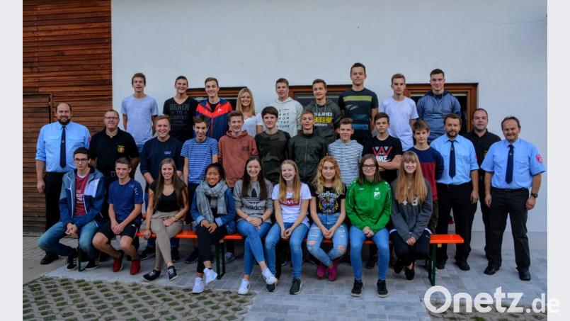 Die Teilnehmer zusammen mit (von links) Jugendwart Klaus Schlosser, Kreisbrandmeister Martin Schmidt, 2. Kommandant Christian Lenk, Kreisbrandmeister Marco Weiss und Vorsitzender Berthold Maier. Bild: fdl