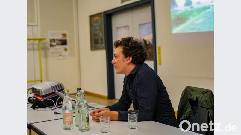 Im Pfarrheim St. Josef zeigt Christian Jakob auf, wie die EU dort sogar mit weltweit geächteten Despoten und Warlords kooperiert, um die Menschen aus Subsahara gar nicht erst nach Libyen durchkommen zu lassen. Bild: otj