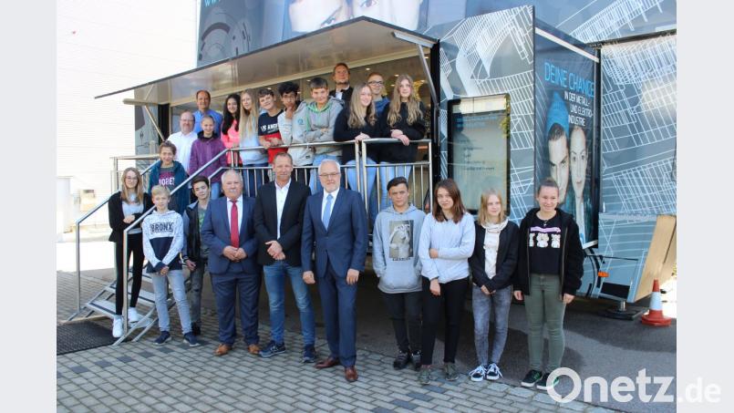 Auch eine Klasse der Mittelschule Bruck besuchte den Info Truck bei der Firma FEE. Vorne von links Hermann Brandl, Christian Meyer und Hans Fleischmann. Bild: pko