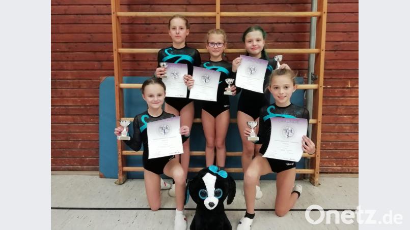 Alina Spies, Katja Durst, Myriam Spörer, Fiona Schallmaier und Lena Pollinger (von links) vom TV Amberg wurden in der Wettkampfklasse 14 Dritter. Bild: Beate Kellner