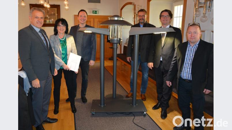 Bürgermeister Roland Grillmeier, Helene Beier (Firma Delsana), Lichtplaner Dominik Böhlein, Bernd Lippert (Firma Delsana), Markus Windisch (Bayernwerk) und Günther Deinzer (städtisches Bauamt) informierten im alten Rathaus über die Umrüstung der Straßenbeleuchtung auf LED-Technik. Bild: jr