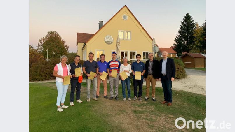 Die erfolgreichsten Teilnahmer im Wettbewerb um den Preis der Stadt Waldsassen - von links Christine Schöner, Hong Chuong Doan, Oliver Röder, Peter Ackermann, Marian Ludwig, Christiana Schmutzler, Wolfgang Dütsch, Bürgermeister Bernd Sommer und Vorstandsmitglied Thomas Pfletscher. Bild: exb