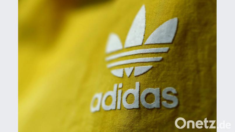 Sportartikelhersteller Adidas hat Kinder-Bademode zurückgerufen. Bild: Daniel Karmann/dpa