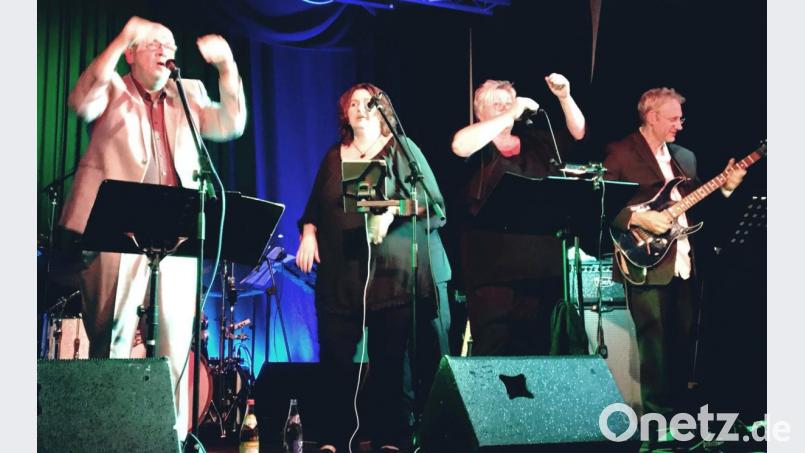 Er sieht aus wie Joe Cocker, er bewegt sich wie Joe Cocker und er singt wie Joe Cocker: Michael Haberl (links) und seine Band stehen dem Original in nichts nach. Bild: lst