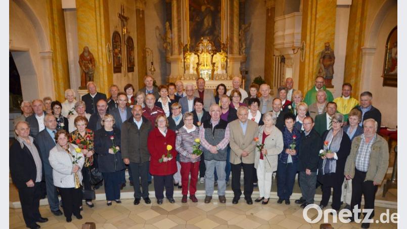 In 40 Jahren und mehr haben diese Ehepaare so manch Schönes aber auch Trauriges miteinander erlebt. Vor allem den verstorbenen Angehörigen wurde im Gottesdienst gedacht. Bild: dob