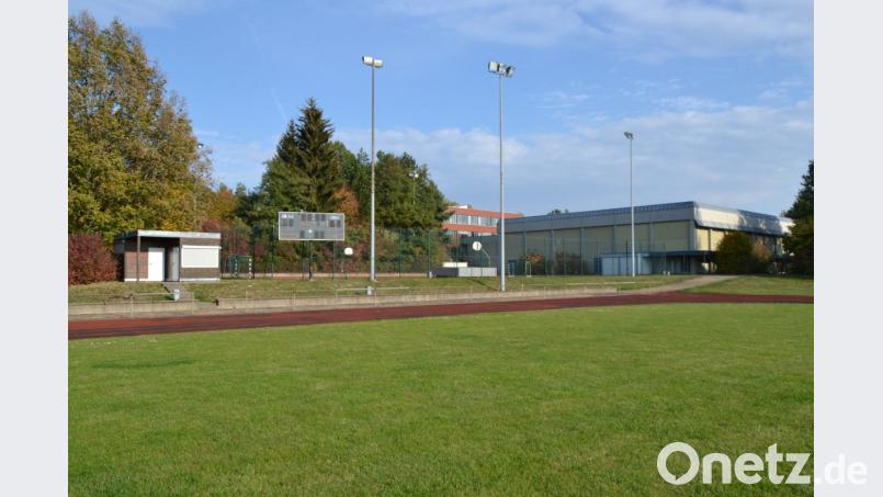 Blick vom Schulsportplatz auf die alte Sporthalle: Der Neubau ist links daneben geplant. Bild: as