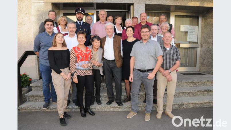Anton Pöpperl (vorne, Mitte) feiert im Kreis seiner Familie und vielen Gratulanten 80. Geburtstag. Bild: bey