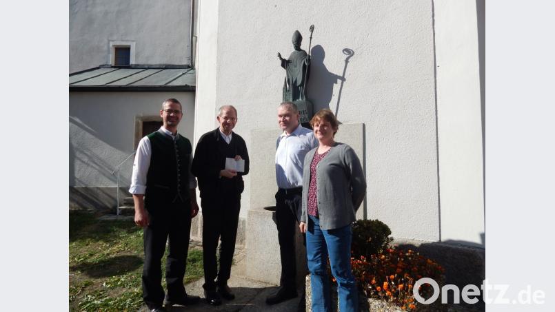 Im Namen der Kolpingsfamilie Bärnau übergeben Vorsitzender Markus Fichtner und Kassier Sonja Stelzl (rechts) eine Spende von 500 Euro an Kirchenpfleger Markus Gmeiner und Stadtpfarrer Johann Hofmann (von links). Bild: exb