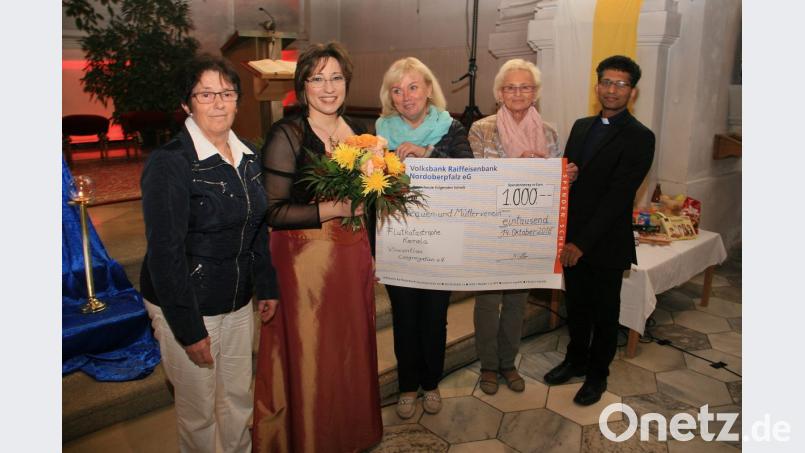 Bereits nach dem Konzert spendete der Frauen- und Mütterverein 1000 Euro für die Flutopfer im indischen Kerala. Im Bild (von links). Vorsitzende Anna Koller, Brigitte Traeger, Franziska Heindl, Marianne Köllner und Pfarrer Joseph. Bild: wro