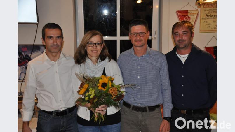 SV-Vorsitzender Wolfgang Groß und der neue Spartenchef Stephan Vetter danken Marion und Thomas Reger. Bild: ak