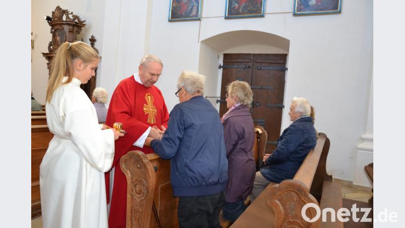 Pfarrer Josef Most spendete über 50 Frauen und Männern beim Seniorengottesdienst in der Wieskirche die Krankensalbung. Bild: gi