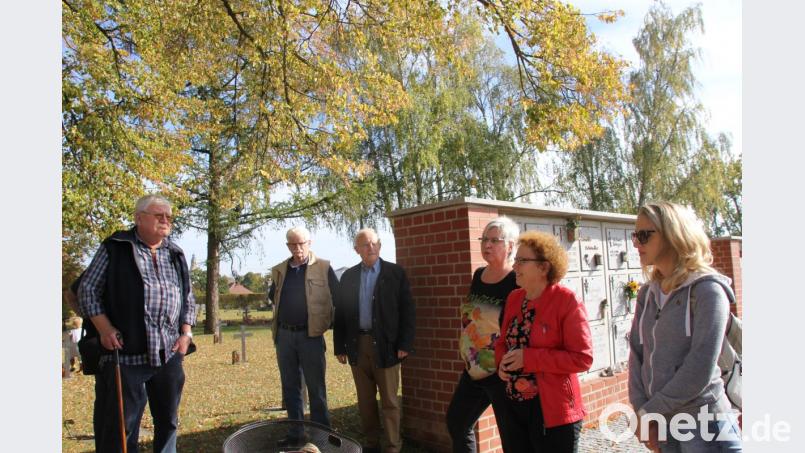 Gabi Wennicke (Dritte von rechts) begrüßt im Namen der Kurfürstlichen Schlosswache alle Helfer aus ihren Reihen und die des Bürgertreffs Amberger unter der Leitung von Elizaveta Smyslova und Initiatorin Brigitte Netta (von rechts) zur Kriegsgräberpflege auf dem Katharinenfriedhof. Bild: ads