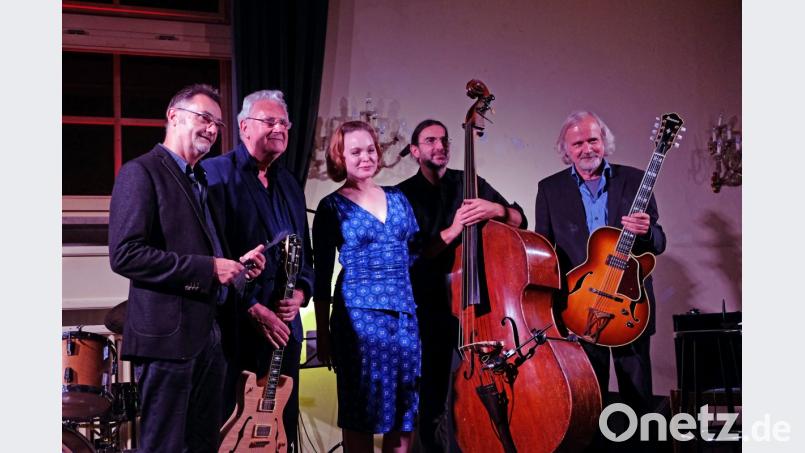 Seit Jahrzehnten ein musikalisches Gespann: Der gebürtige Schotte Jim Mullen und der Regensburger Helmut Nieberle mit ihren Gitarren. Die irische Sängerin Zoe Francis erinnert an Blossom Dearie. Die Rhythmusgruppe mit Ernst Techel (Kontrabass) und Michael „Scotty“ Gottwald (Schlagzeug) sorgen für den Unterbau. Bild: lr