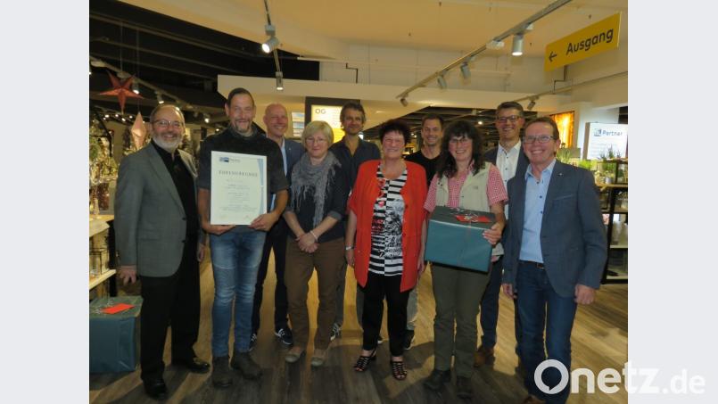 Strahlende Gesichter beim Ehrenabend: Seniorchef Hans Kulzer, die geehrten Mitarbeiter Roland Saller, Mathilde Franz, Jaroslav Wolf, Seniorchefin Lieselotte Kulzer, die Angestellten Sebastian Forte und Renate Meyer sowie die leitenden Mitarbeiter, Manfred Göhl und Wolfgang Horn (von links). Bild: ubb