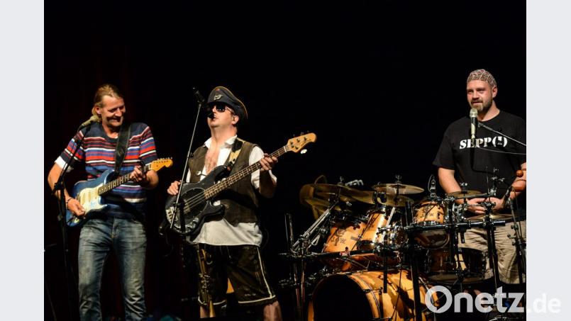 Da Huwa, da Meier und i mit ihrem aktuellen Programm "Zeit is a Matz" zu Gast im Musikomm in Amberg. Bild: brü