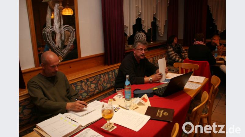 Vorsitzender Wolfgang Braun (rechts) leitete die Herbstkartellsitzung, bei der stets auch die Termin abgestimmt werden. Mit der Bilanz des Bürgerfestes könne man zufrieden sein, stellte er fest. Bild: wro
