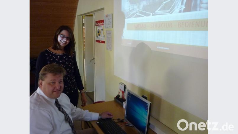 Schulleiterin Ulrike Hampel-Sperlich und Bürgermeister Stefan Braun beim Testen der Rechner im neuen Computerraum. Bild: hmp
