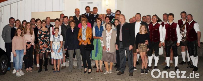 Groß war die Gratulantenschar aus Familie und Vereinsabordnungen, die dem Altbürgermeister Johann Schwendner zu seinem 85. Geburtstag Glückwünsche überbrachte. Bild: weu