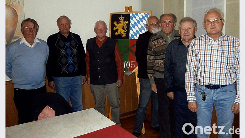 Die Vorstandschaft der Hundertfünfer bleibt am Ruder: (von links) Christian Gollwitzer, Heinz Popel, Oskar Dagner, Guntram Popp, Georg Schneider, Ehrenvorsitzender Horst Hetzner, Gerhard Sauer. Bild: R. Kreuzer