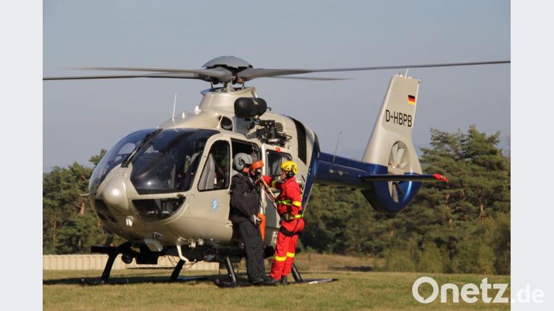 Ein Hubschrauber wird mit Einsatzkräften bemannt. Bild: xri
