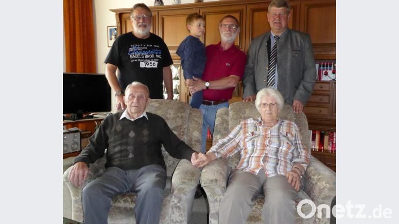 Mit dem Ehepaar Richard und Margareta Putz freuen sich (hinten, von links) Gerhard Zwack von der Siedlergemeinschaft, Sohn Friedrich mit Urenkel Max und Bürgermeister Martin Schregelmann. Bild: fsb