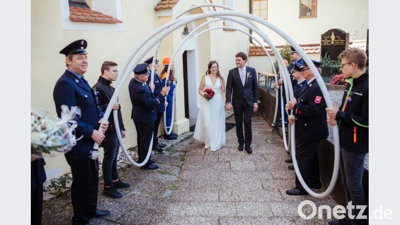 Die Feuerwehren Helmbrechts und Metting stehen Spalier für Katharina Kappauf und Florian Botzler. Bild: exb