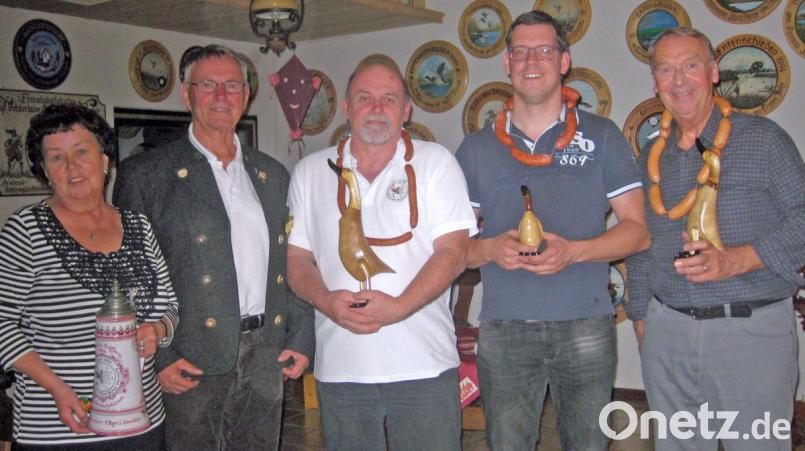 Stefan Widder (Zweiter von rechts) gewann vor Josef Kurzwart (Dritter von rechts) und Bernd Herzog (rechts außen) das diesjährige Entenschießen. Mit im Bild sind außerdem der Ehrenschützenmeister Hans-Erich Jenke und Schützenliesl Franziska Lammel. Bild: wee