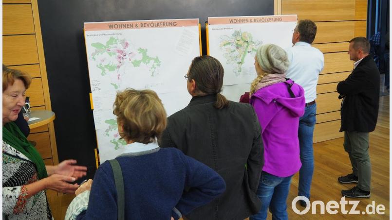 Diskussionen an den Schautafeln der Planungswerkstatt zum Flächennutzungsplan. Bild: Bühner