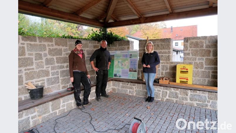 Vier neue große Informationstafeln an markanten Stellen im Erholungsort wurden dieser Tage durch Gemeindebedienstete errichtet. Im Bild (von links) Tanja Tretter, Roland Mitlmeier und Melanie Höfer, bei der Befestigung einer Schautafel im Pavillon vor der Grundschule. Bild: bsc