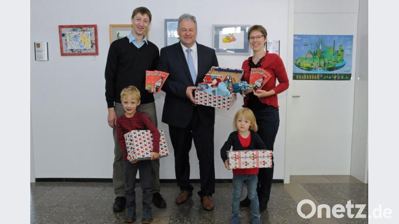 Gemeinsam mit Jedida und Jürgen Strobel sowie deren Kinder Joela und Josia packte Landrat Richard Reisinger (Mitte) in der
Volkshochschule Amberg-Sulzbach das erste Päckchen. Bild: Christine Hollederer/exb