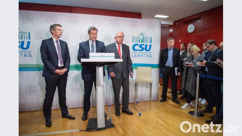 Markus Blume (von links nach rechts, CSU), Generalsekretär der CSU, Markus Söder (CSU), Ministerpräsident von Bayern, und Thomas Kreuzer (CSU), Fraktionsvorsitzender der CSU im Landtag, nehmen an einem Statement der CSU-Fraktion zur Landtagswahl teil. Bild: Lino Mirgeler/dpa