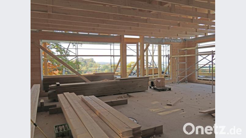 Der Bau des Infozentrums stockt wieder. Das Dach ist gedeckt, aber die Lieferung der Fenster hat sich verzögert. Diese sollen bis Ende des Monats eingebaut werden. Dann wird am Innenausbau weitergearbeitet. Bild: ow