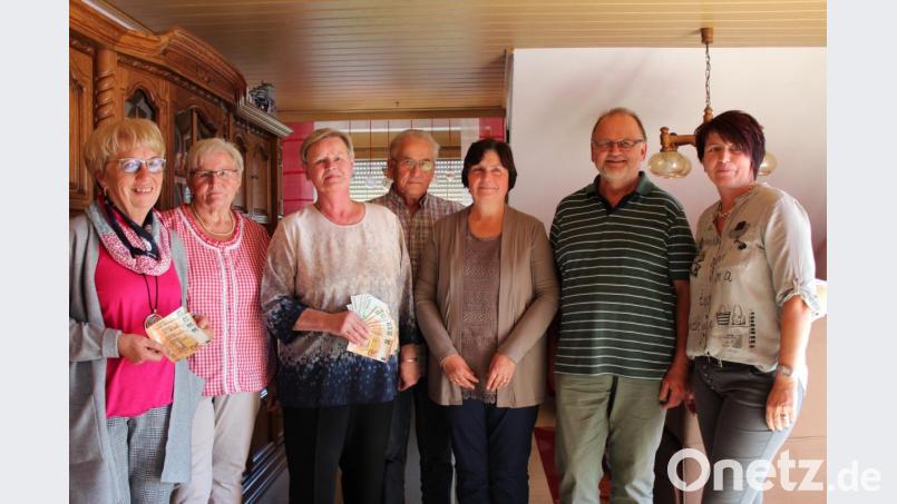 Strahlende Gesichter gibt es bei der Spendenübergabe durch Veronika Heberl (Zweite von links) an Elisabeth Trenz (links) für den Missionskreis der Pfarrgemeinde Mariä Himmelfahrt in Kirchenthumbach sowie an Gerda Schommer (Dritte von links) für das Kinder-Palliativ-Team Ostbayern am Klinikum St. Marien Amberg. Mit im Bild Karl Heberl (Vierter von links) und Marion Eschenweck (rechts) sowie Gisela und Georg Roßbacher. Bild: cs