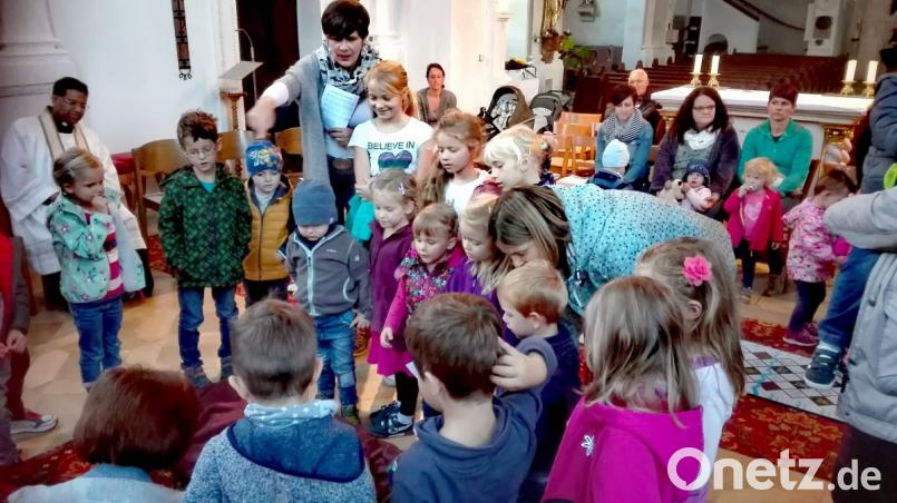 Gespannt verfolgen die Kinder die Geschichte von Noah und seiner Arche, die Brigitte Lösch (Fünfte von links) und Susanne Most (Dritte von rechts) anschaulich präsentieren. Bild: hir