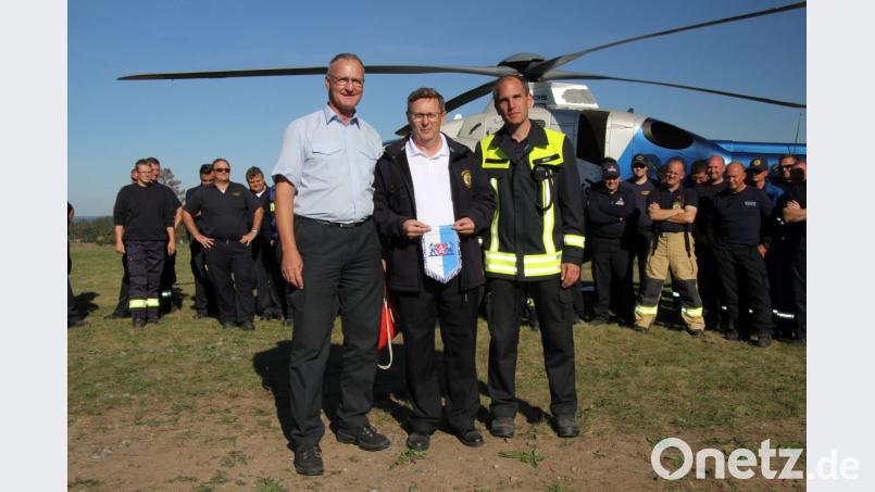Auf den Bild von links nach rechts: Jürgen Weiß, Gerhard Biersack und Stephan Brust, Brandamtmann der Staatlichen Feuerwehrschule Würzburg Bild: xri